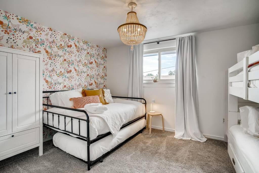 Family Townhome Near Mountains & Olde Town Arvada Bagian luar foto